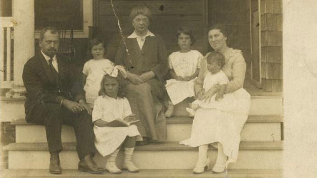 Black and white photo of Mordecai Kaplan and his family in 1916