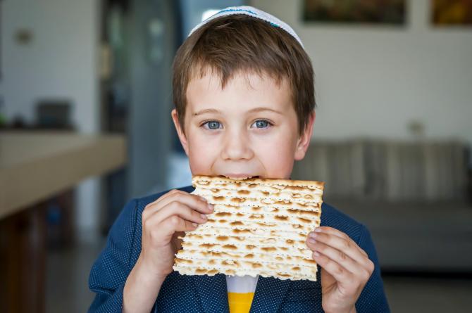 kid eating matzah