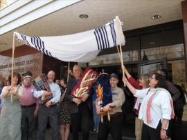 Dor Hadash members outside Tree of Life building in 2010. Holding Torahs: Dan Leger (third from left) and Dr. Jerry Rabinowitz (fifth from left.) Leger was seriously wounded in the Pittsburgh attack; Rabinowitz was killed. 