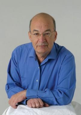 Portrait photo of Yossi Sarid in blue shirt