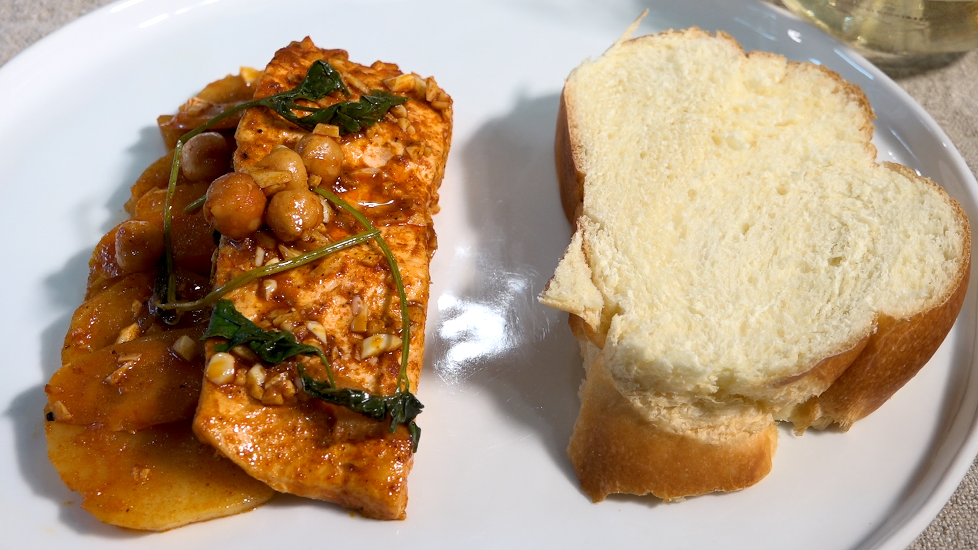 Fillet of Mizrahi salmon and a slice of challah